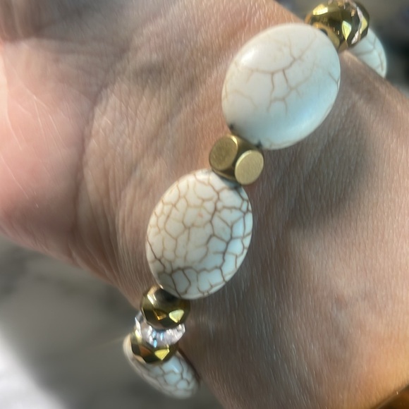 Howlite & clear quartz bracelet size 7” - Picture 3 of 5